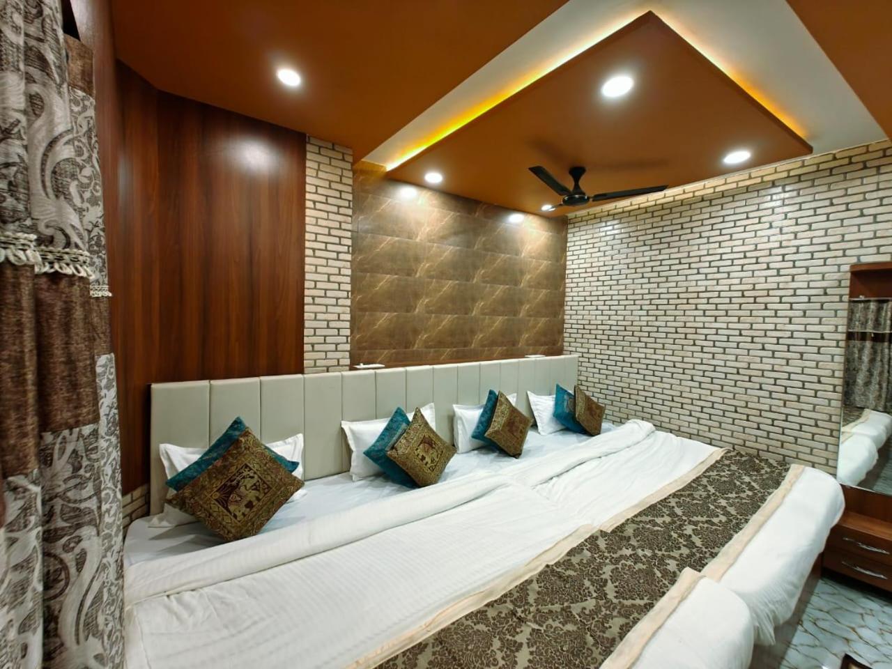 Shri Kailash Pati Guest House- Opposite Kashi Vishwanath Temple バラナシ エクステリア 写真