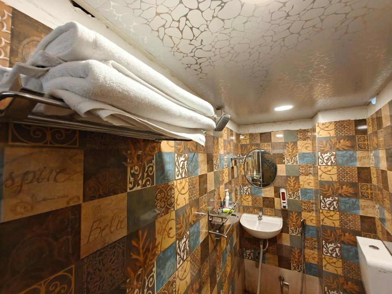 Shri Kailash Pati Guest House- Opposite Kashi Vishwanath Temple バラナシ エクステリア 写真
